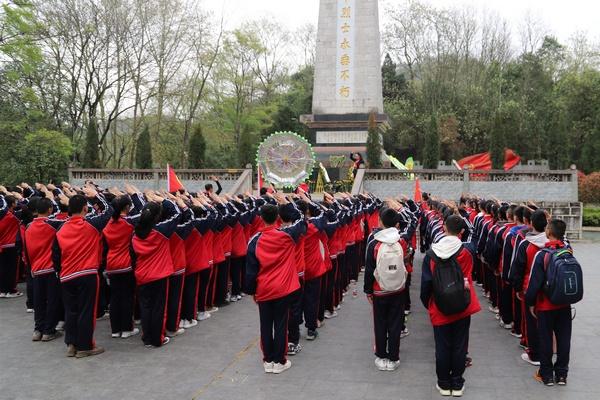 大型警车找轮胎